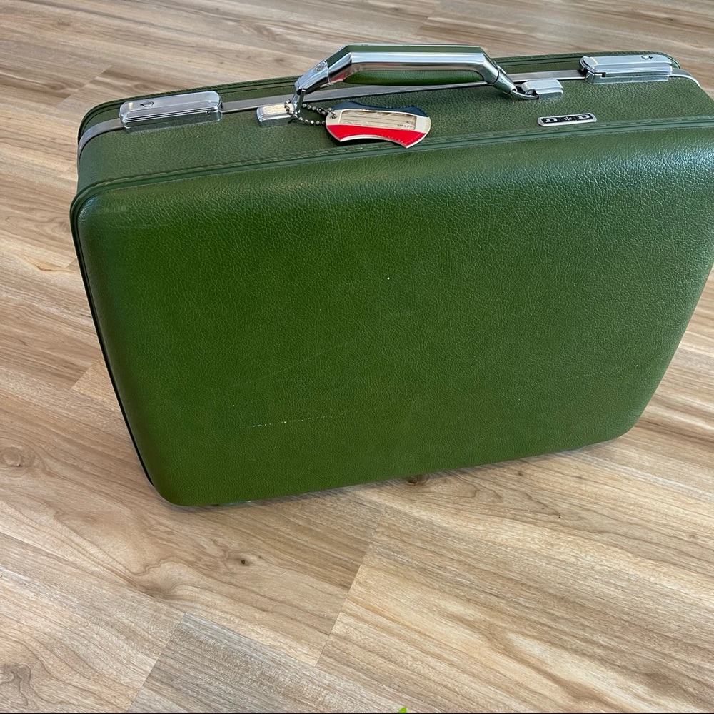 Vintage American tourister suitcase. Excellent condition. Keys included.